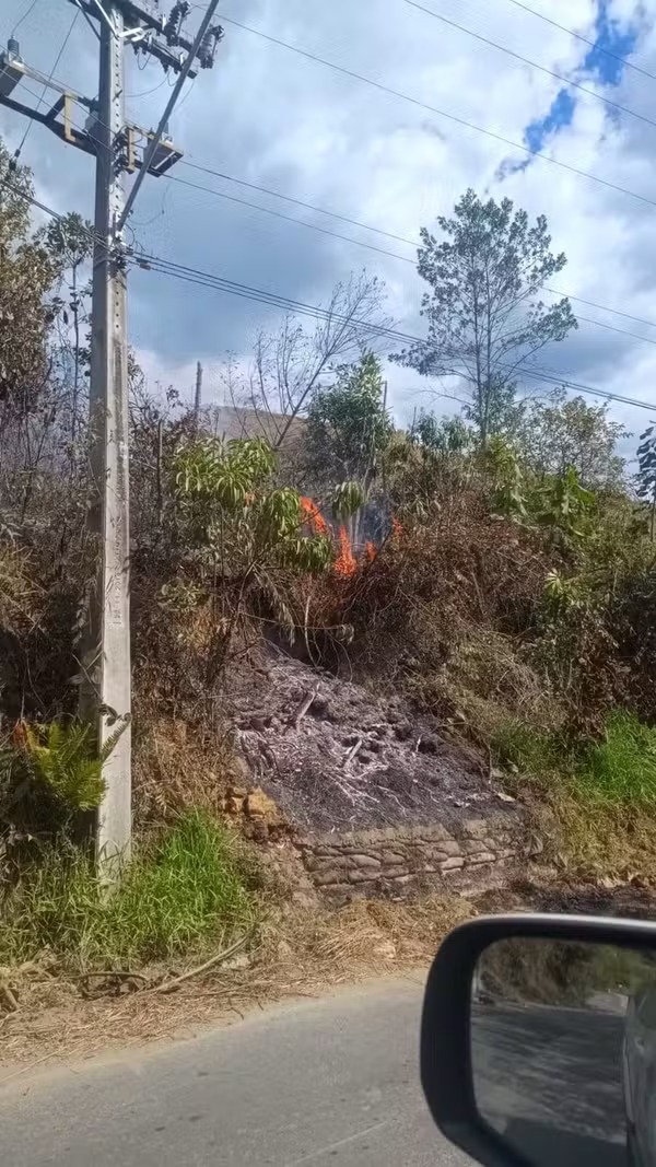 Incêndio em vegetação mobiliza equipes próximo ao Parque Estadual da Pedra Selada, em Visconde de Mauá