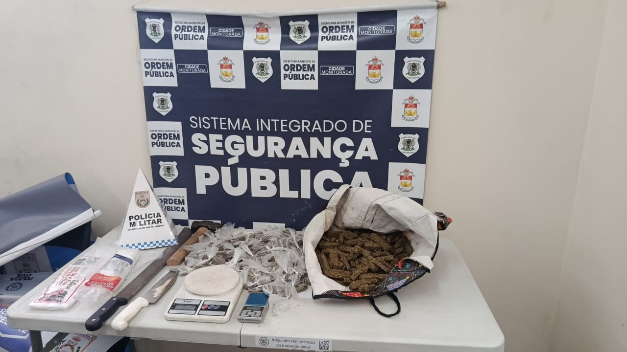 Fuga durante abordagem termina com apreensão de 1kg de maconha e materiais para preparo de entorpecentes em Volta Redonda