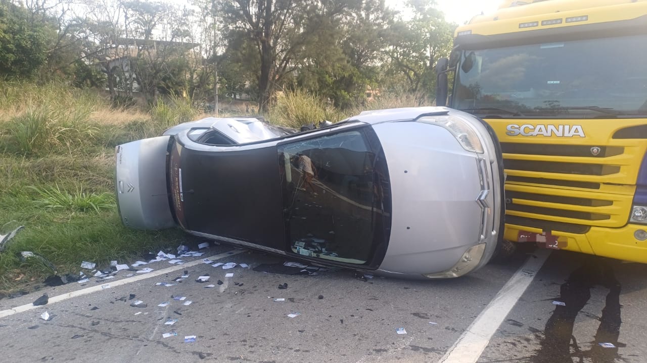 Colisão entre dois carros provoca outro acidente envolvendo carretas na BR-393, em Barra do Piraí
