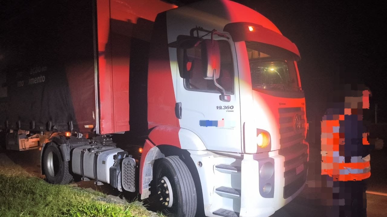 Jovem é atropelado na Via Dutra, em Itatiaia; motorista de carreta se apresenta à PRF