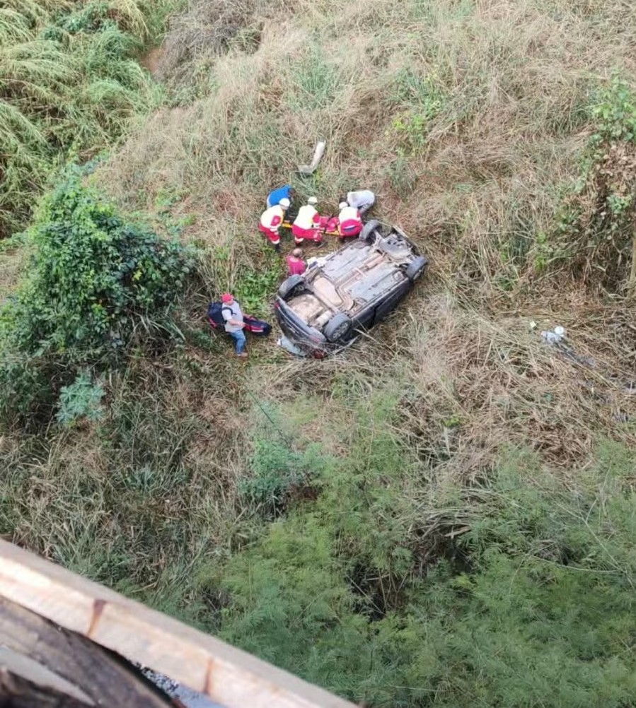 Carro cai de viaduto e deixa duas pessoas feridas na BR-116, em Sapucaia