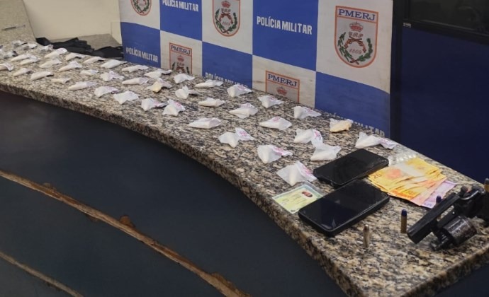 Adolescente é apreendido com drogas e revólver com numeração raspada em Barra Mansa