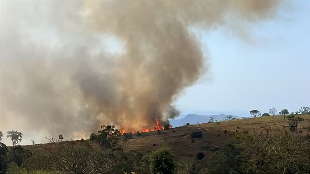 Queda de balão provoca incêndio em área de mata em Paraíba do Sul