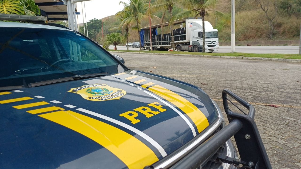 Caminhoneiro é flagrado com “rebite” e maconha durante fiscalização na Dutra, em Barra Mansa