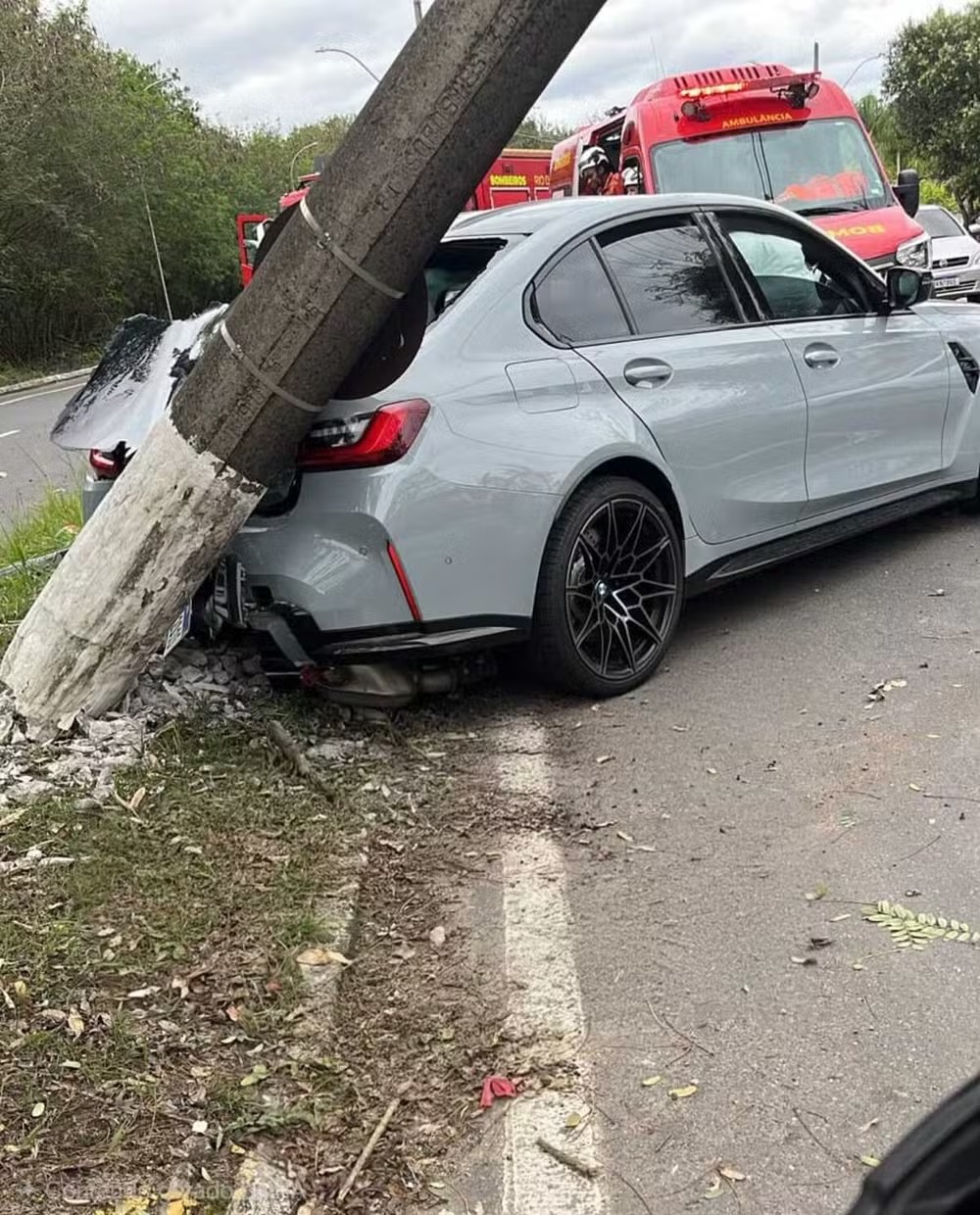 Motorista perde controle e carro bate em poste em Volta Redonda