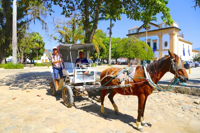 Paraty firma acordo para substituir charretes de tração animal por veículos elétricos