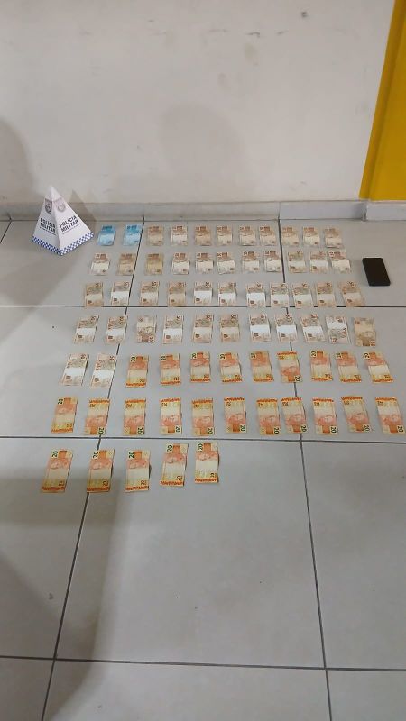 Homem é levado à delegacia após ser encontrado com R$ 2,9 mil em dinheiro em Valença