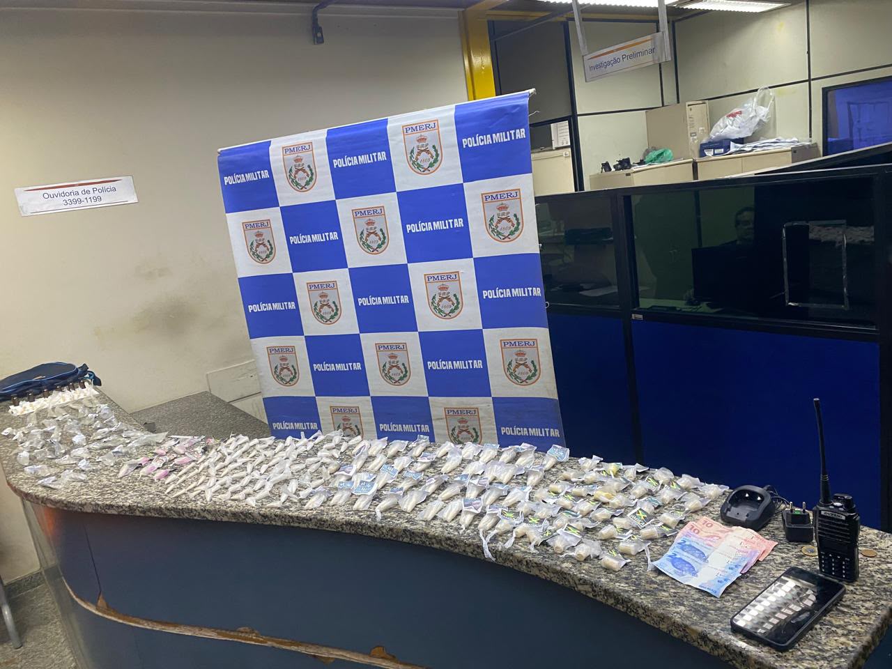 Homem é preso e adolescente apreendido com drogas no bairro Paraíso