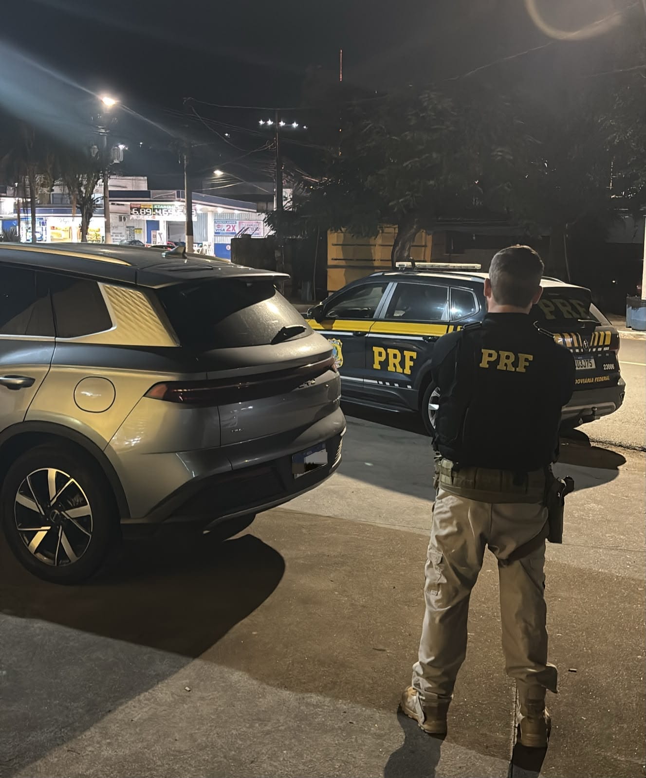 Veículo roubado é localizado com cinco estrangeiros na Via Dutra, em Barra Mansa