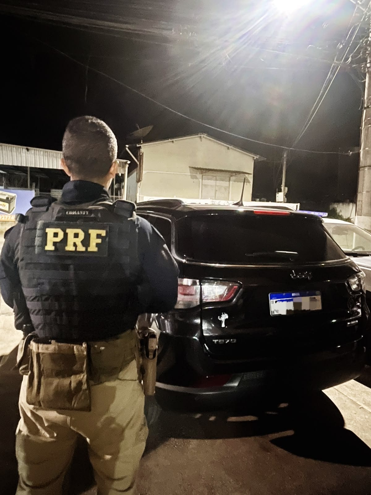 PRF recupera Jeep roubado após perseguição na Dutra; motorista abandona veículo e foge pela mata