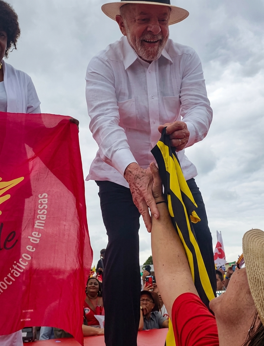 Lula recebe camisa do Voltaço durante evento político no Rio