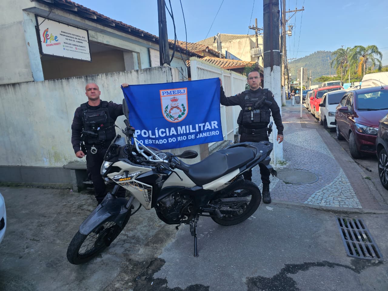 Motocicleta roubada é recuperada após perseguição na Rio-Santos, em Angra dos Reis
