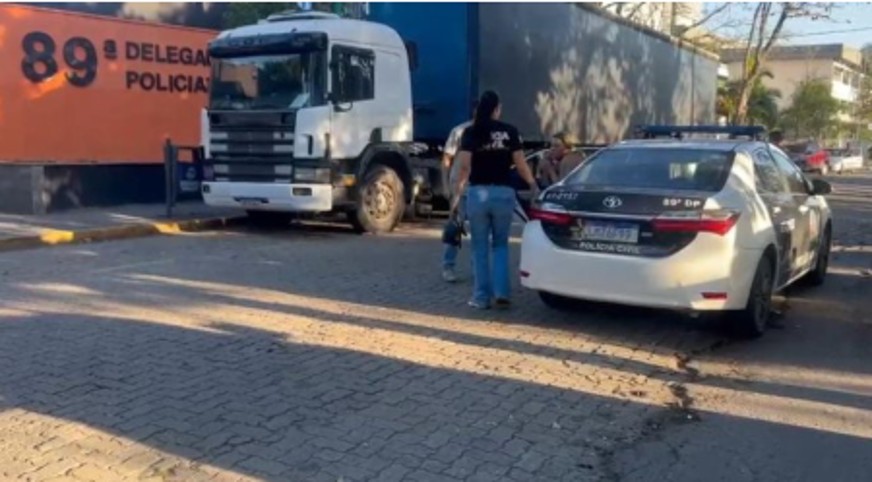 Quatro pessoas são presas suspeitas de desviar mercadorias de atacadista em Resende