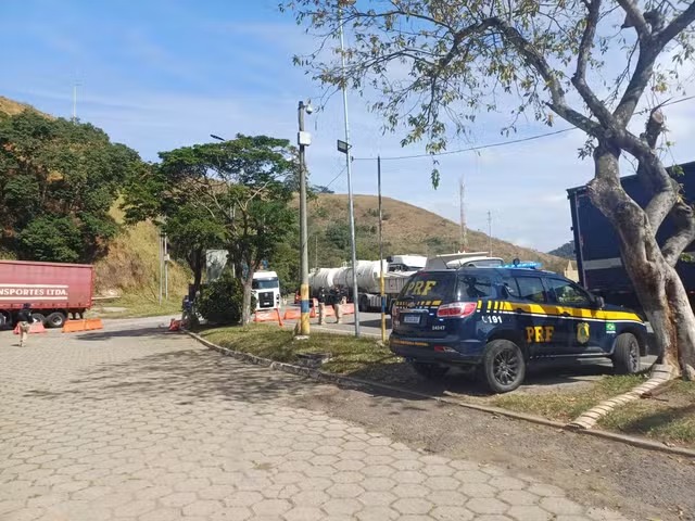 Carga com 1,8 mil panelas sem nota fiscal é apreendida na Via Dutra, em Piraí