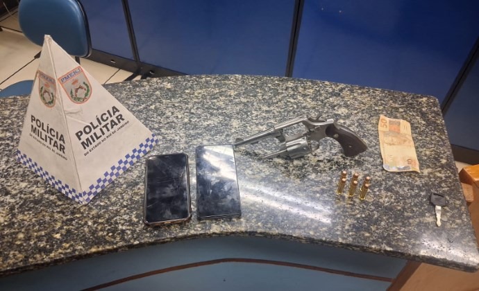 Jovem de 21 anos é preso com revólver municiado em Vassouras