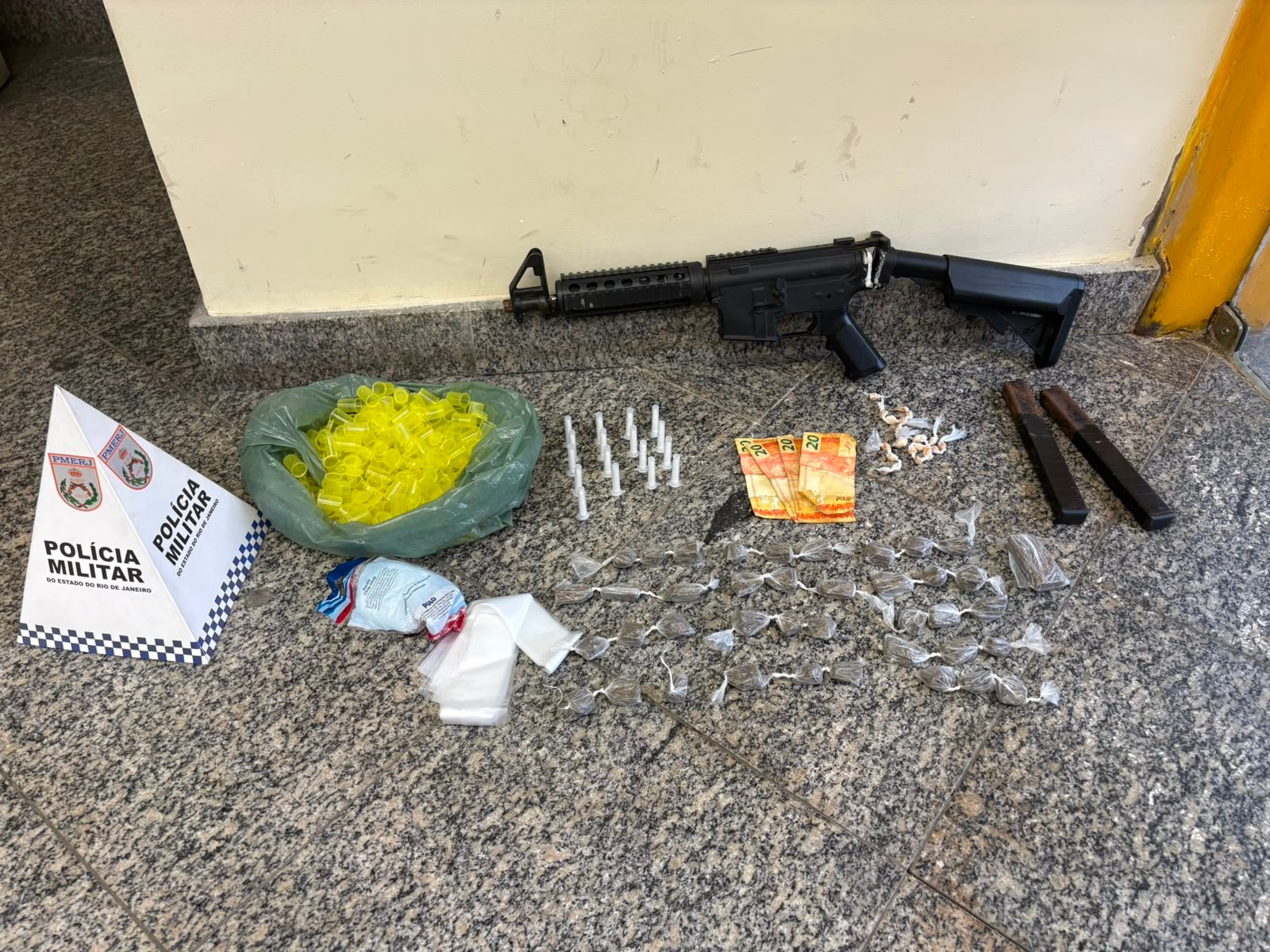 Submetralhadora artesanal e drogas são apreendidas em casa abandonada em Itatiaia