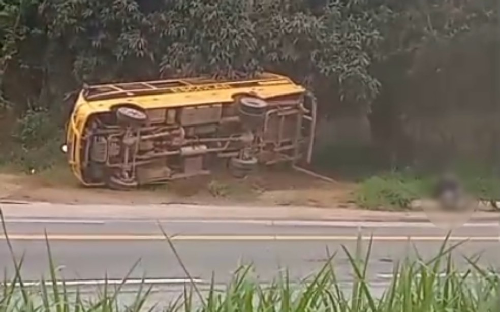 Ônibus escolar e carreta se envolvem em acidente na BR-393, em Paraíba do Sul