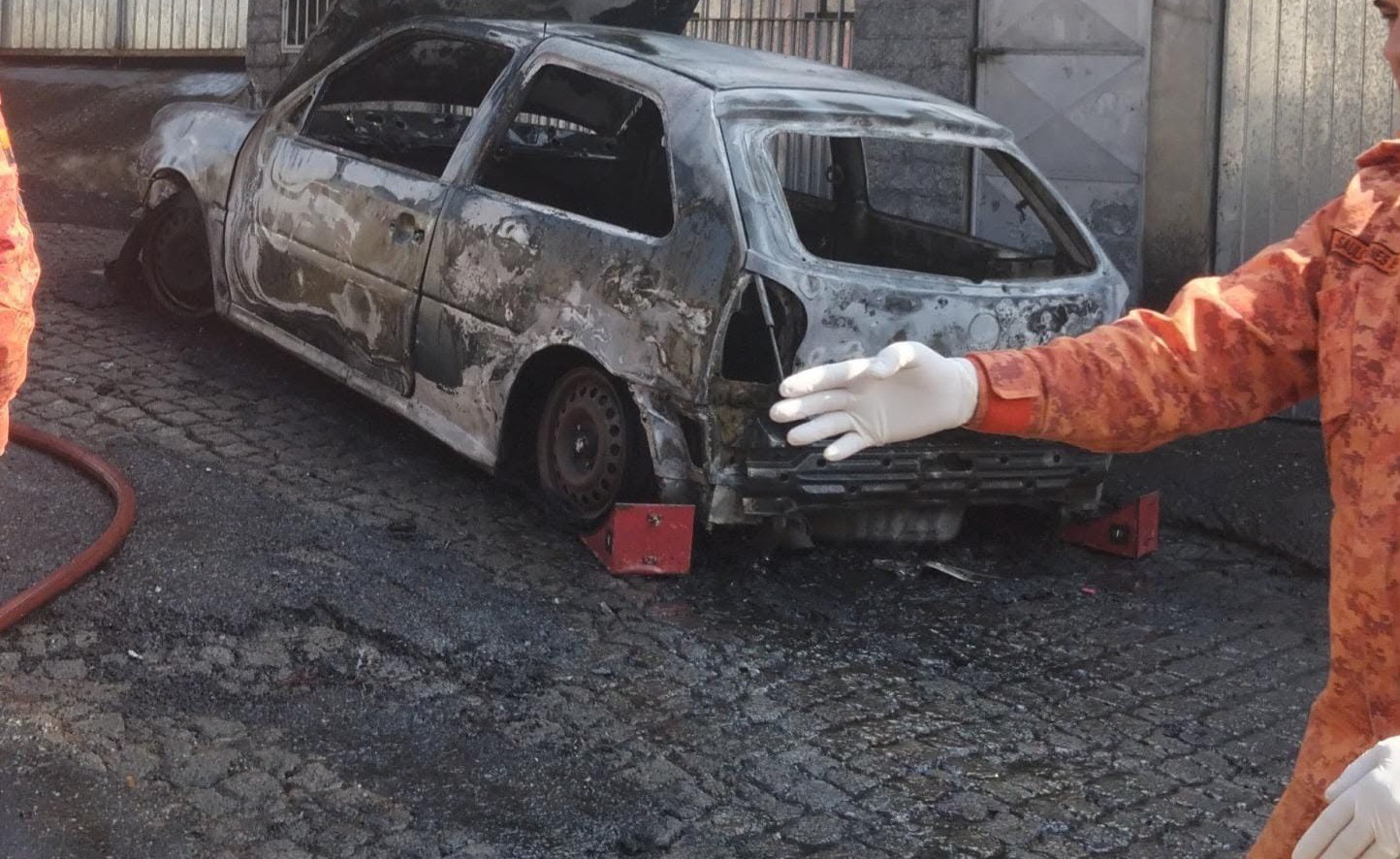 Corpo carbonizado é encontrado dentro de carro incendiado na Vila Coringa