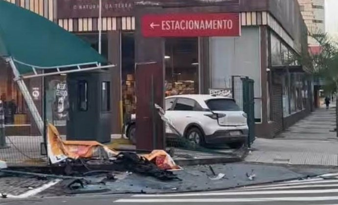 Colisão entre dois carros deixa homem ferido no bairro Aterrado, em Volta Redonda