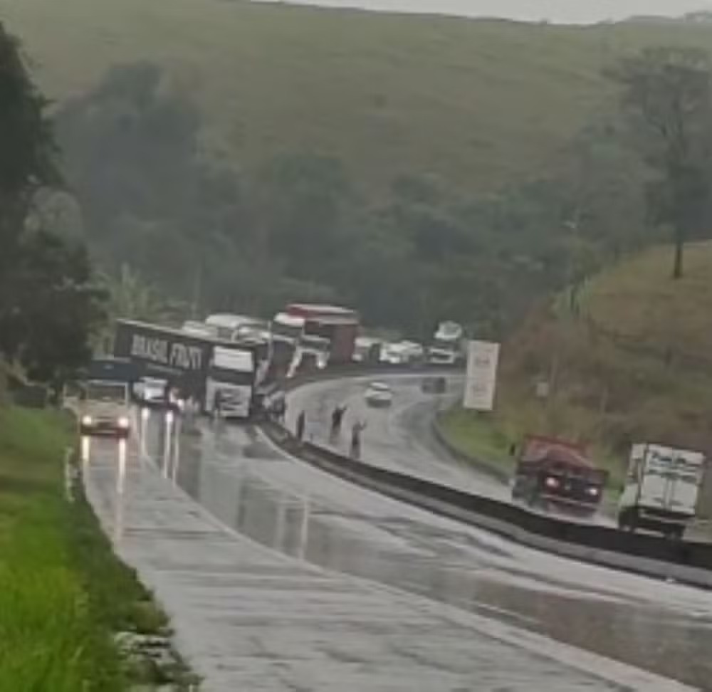 Acidentes provocam interdição e congestionamento na Via Dutra, em Piraí
