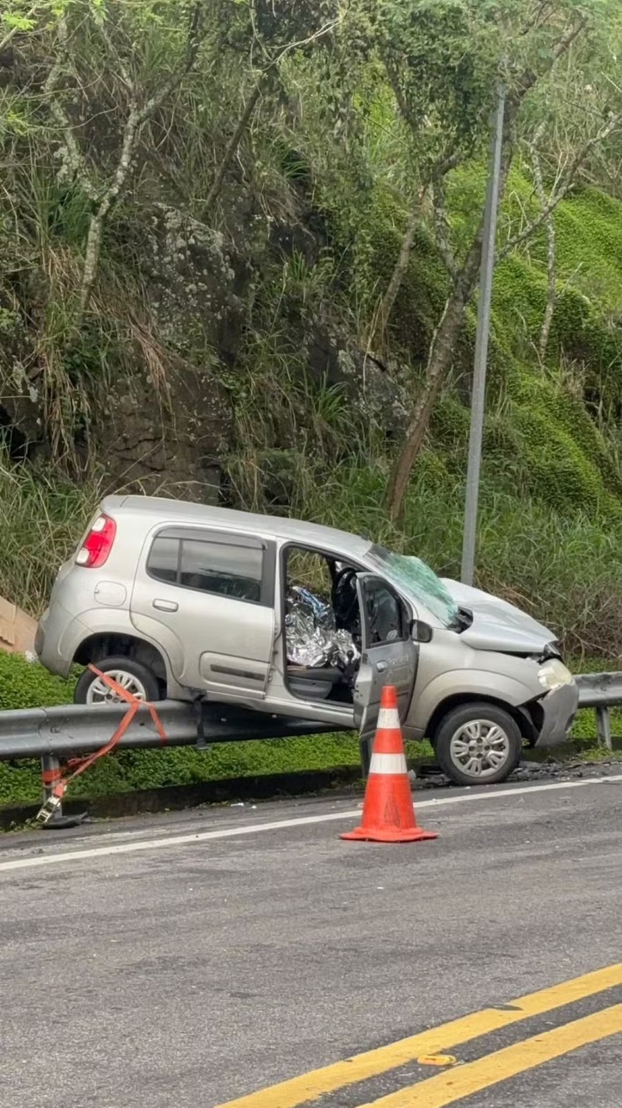 Homem de 59 anos morre e duas pessoas ficam feridas em colisão na Rio-Santos, em Angra