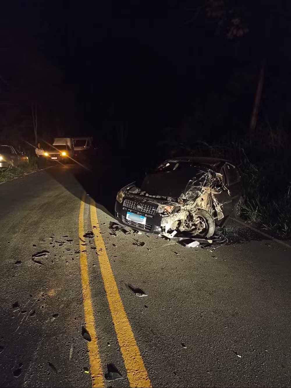 Motorista é socorrido após colisão entre carro e caminhão em Rio das Flores