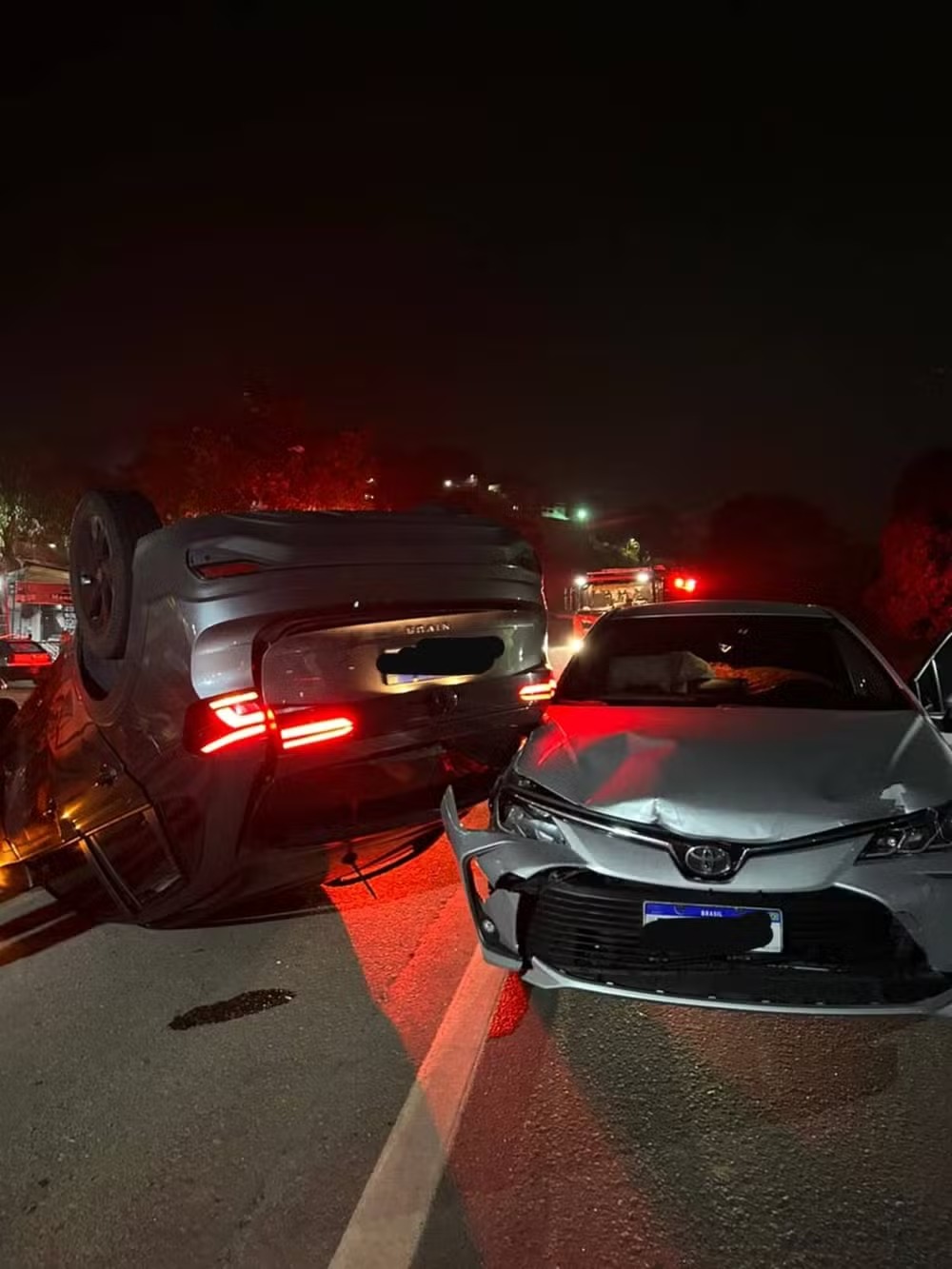 Criminosos roubam carros, provocam acidente e mantêm vítimas reféns em Barra Mansa
