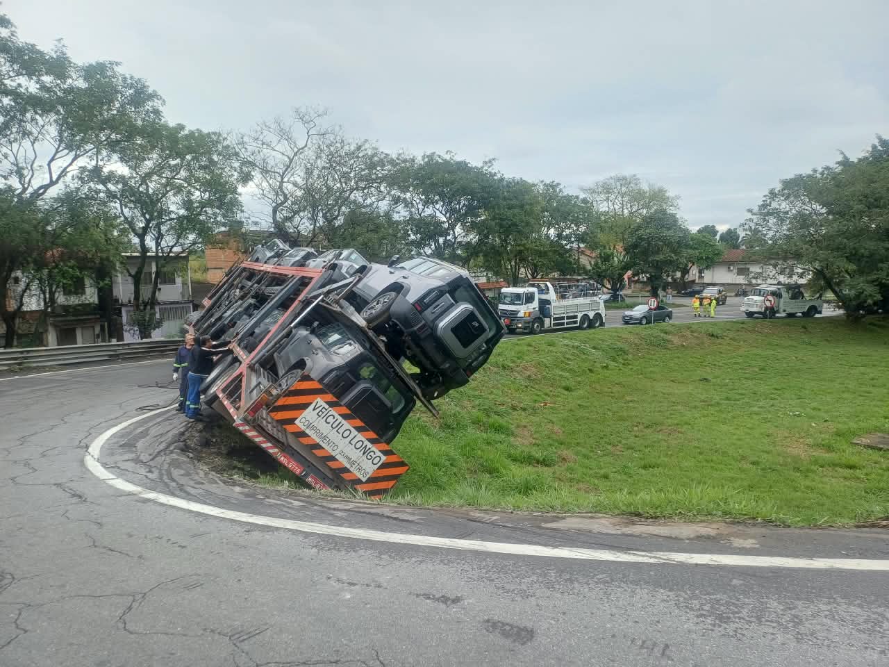 Carreta cegonha sai da pista e interdita retorno na Via Dutra, em Itatiaia