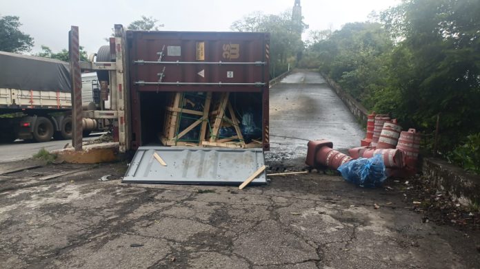 Carreta porta-contêiner tomba na Serra das Araras e causa interdição na Dutra