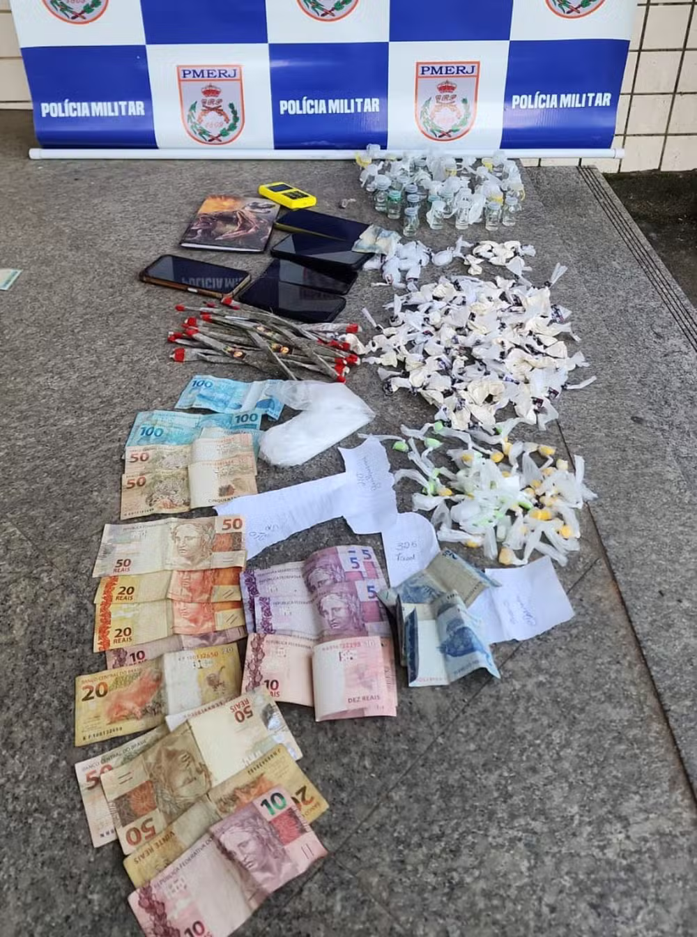 Homem é preso com drogas e dinheiro durante operação da PM em Paty do Alferes