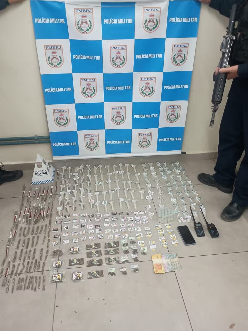Homem é preso com grande quantidade de drogas no Morro da Conquista, em Volta Redonda