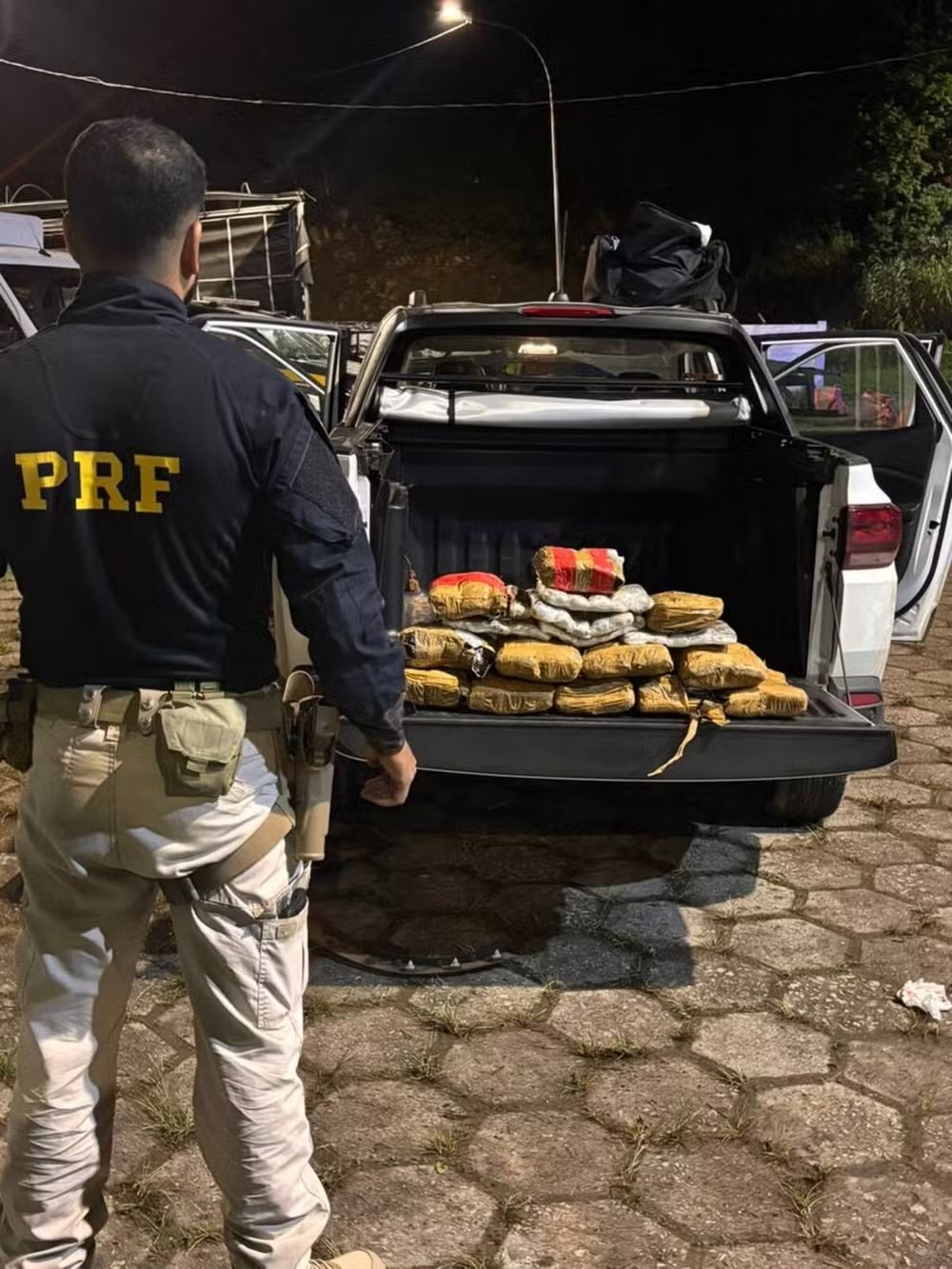 Jovem é preso com 26 quilos de haxixe após perseguição na Via Dutra, em Piraí