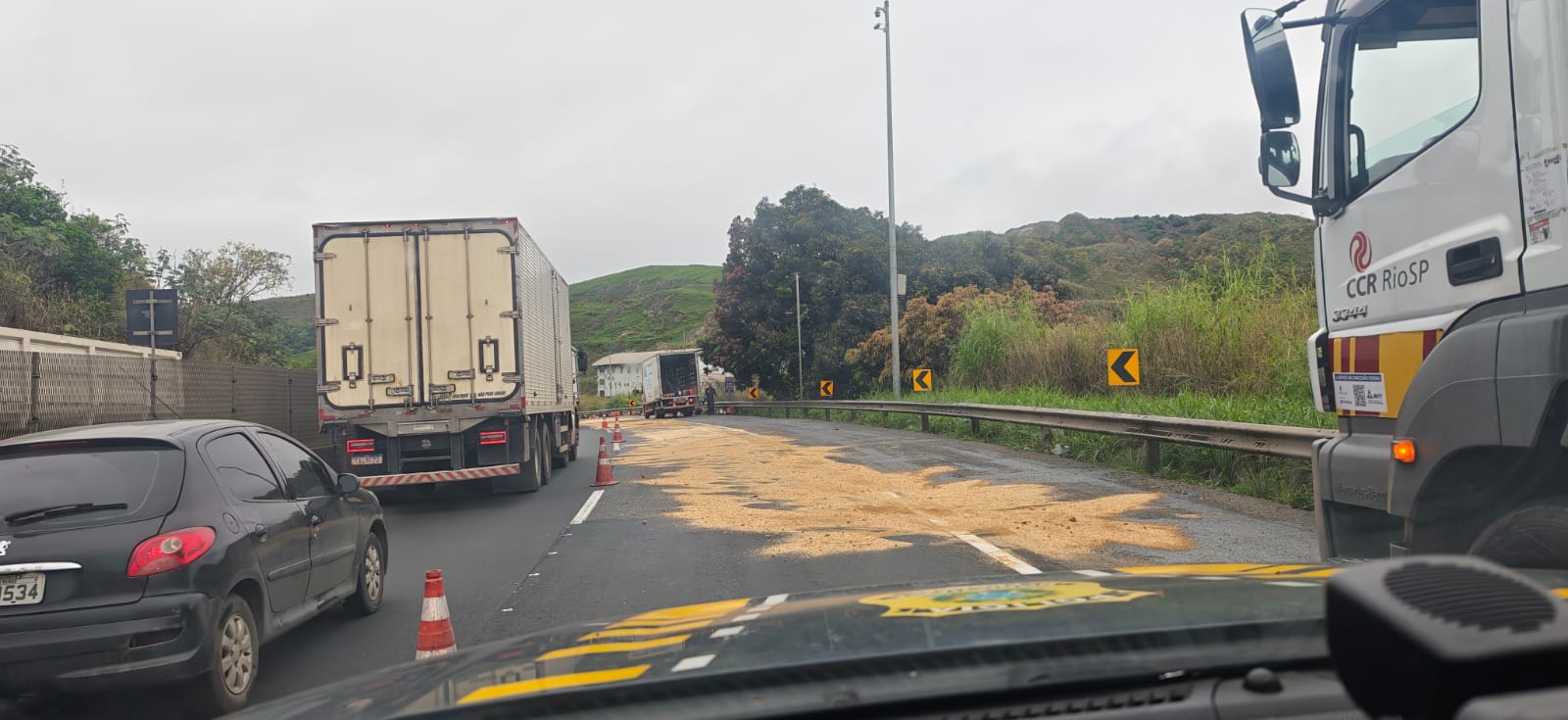 Derramamento de óleo provoca quatro quilômetros de congestionamento na Dutra, em Barra Mansa