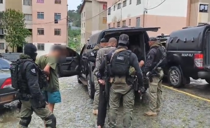 Foragido é recapturado e drogas são apreendidas em operação no bairro Candelária, em Volta Redonda