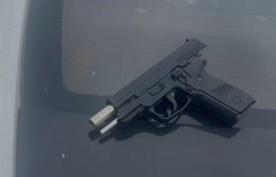 Motociclista tenta fugir com moto sem placa e é preso com simulacro de pistola em Barra Mansa