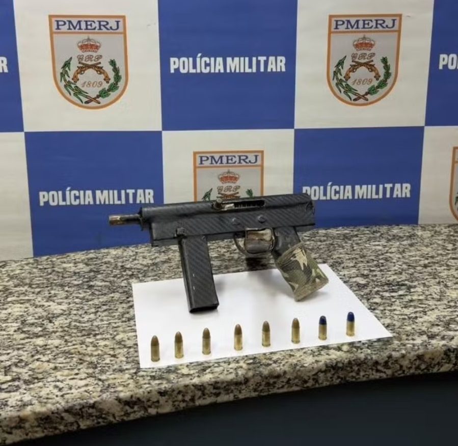 PM apreende submetralhadora e munições após suspeitos fugirem em Barra Mansa