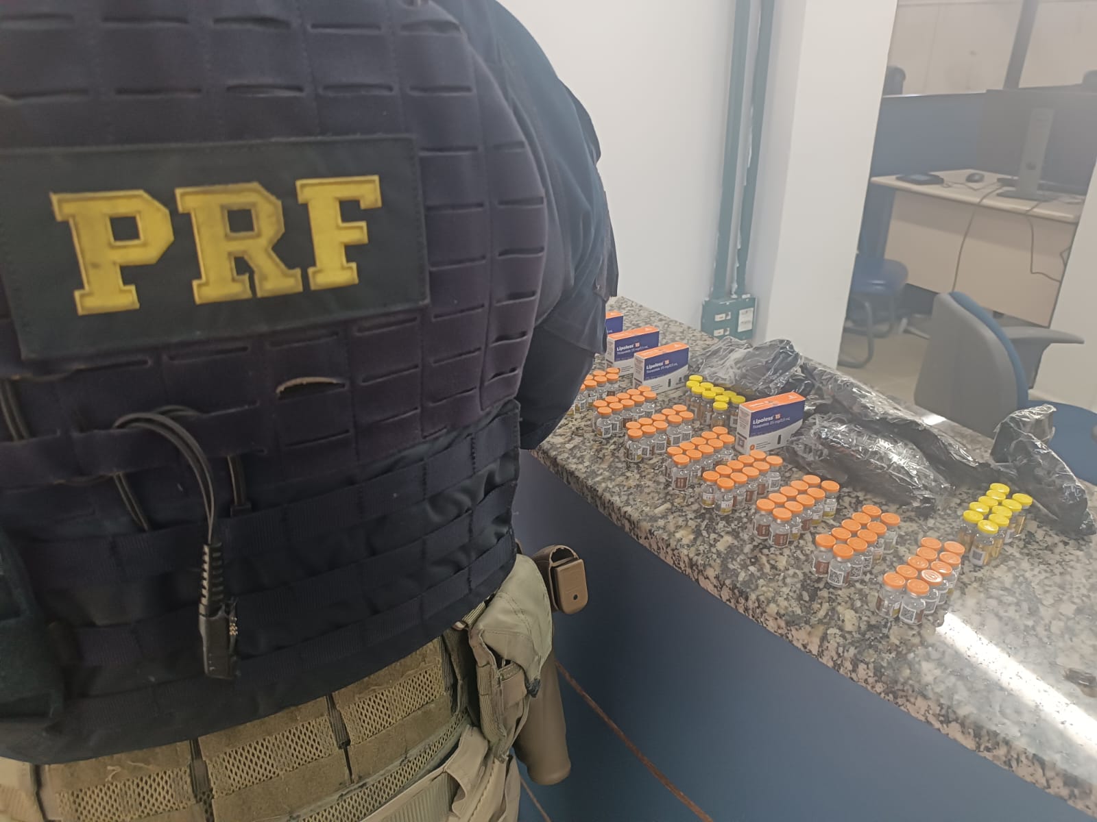 PRF apreende 130 ampolas de medicamento para emagrecimento irregulares na Dutra, em Resende