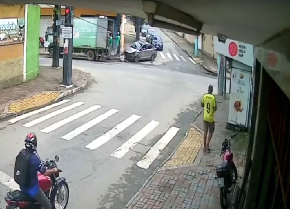Caminhão da coleta de lixo e carro se envolvem em acidente em Três Rios