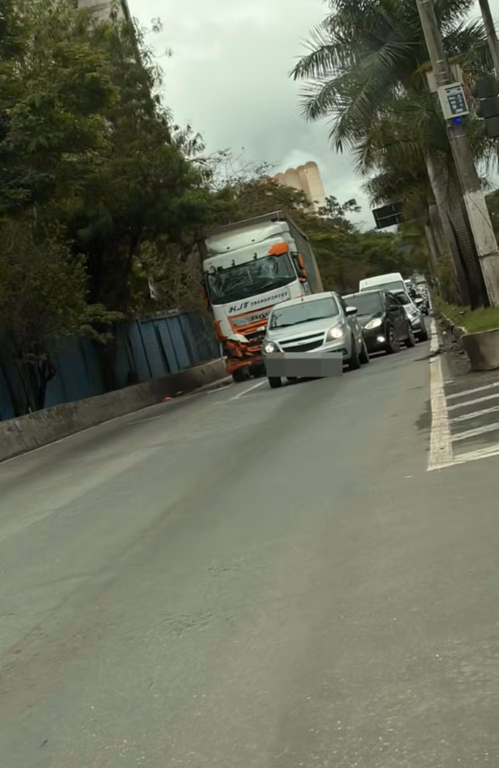Carreta bate em outro veículo após suposta falha nos freios em Volta Redonda