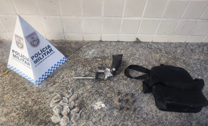Adolescente é apreendido com arma e drogas em Itatiaia