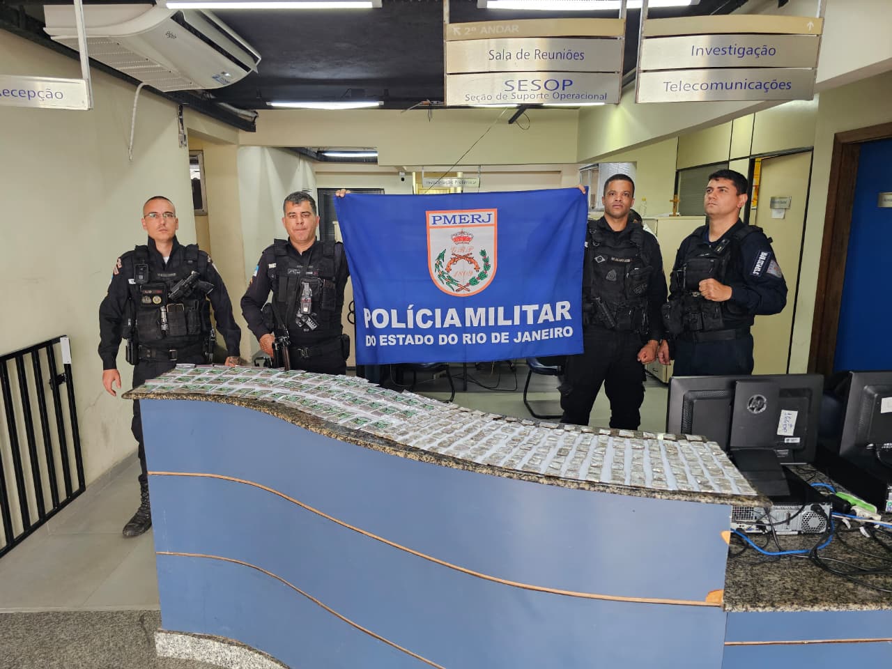 Polícia apreende mais de 200 tabletes de maconha no Morro da Fortaleza, em Angra