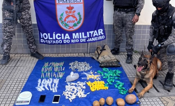 Batalhão com Cães apreende mais de 3 kg de drogas em Volta Redonda
