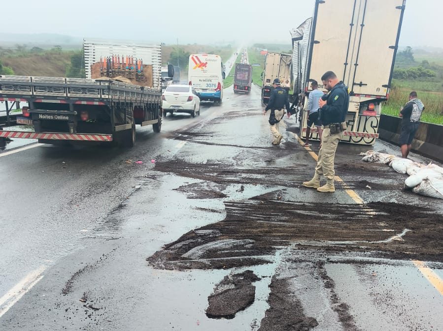 Colisão entre caminhão e carreta provoca derramamento de pimenta na Dutra, em Porto Real