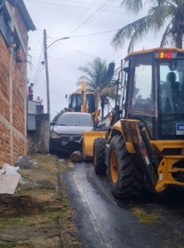 Carro capota e motorista fica ferido em rua de Pinheiral