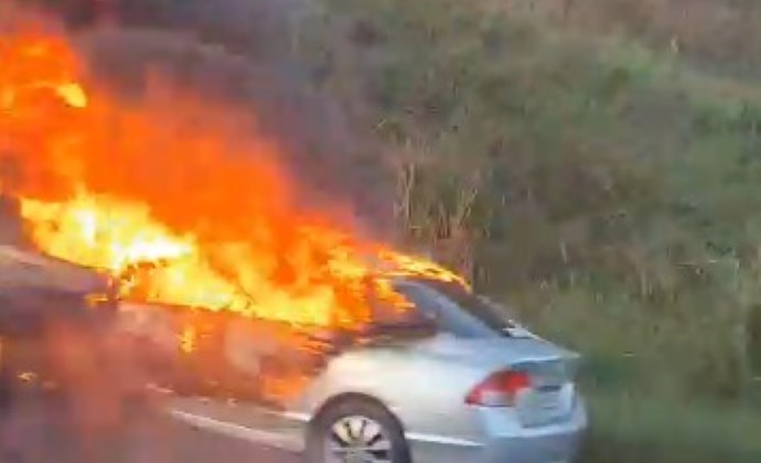 Honda Civic fica destruído após incêndio às margens da BR-393, em Barra do Piraí