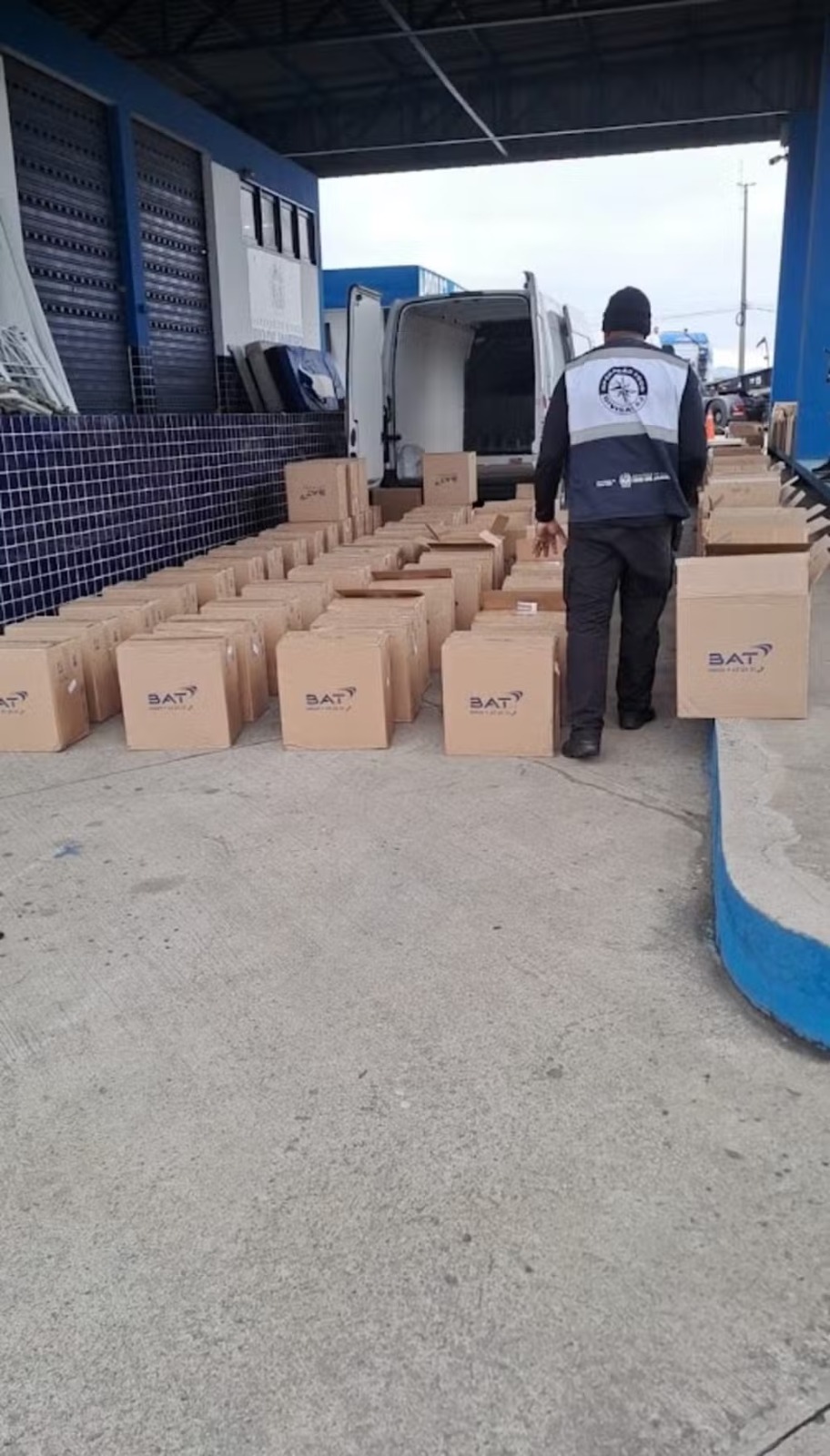 Carga com 5,7 mil maços de cigarros é apreendida em Itatiaia