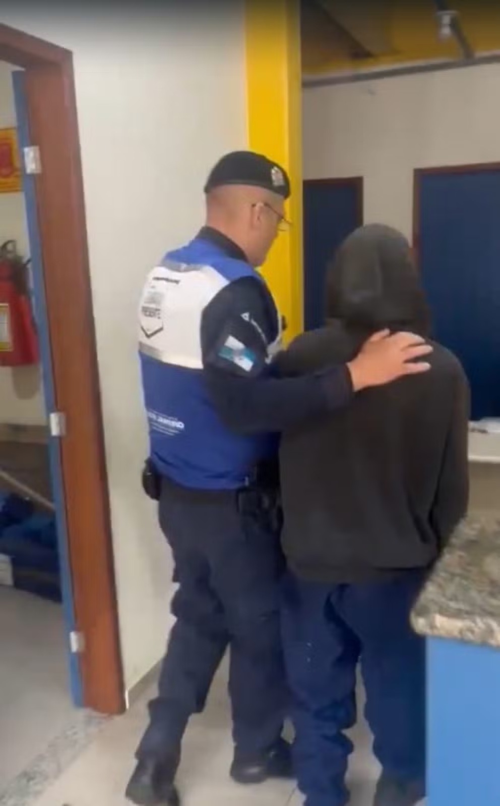 Foragido por tráfico de drogas é preso durante abordagem em Piraí