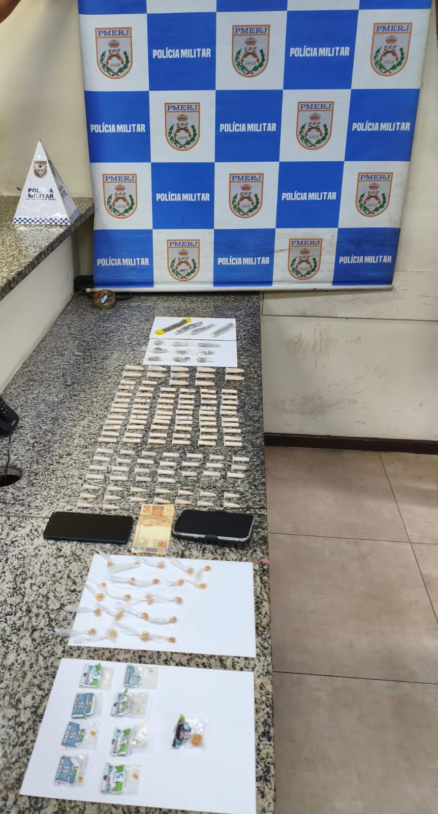 PM apreende drogas e pistola em ações em Volta Redonda e Barra Mansa