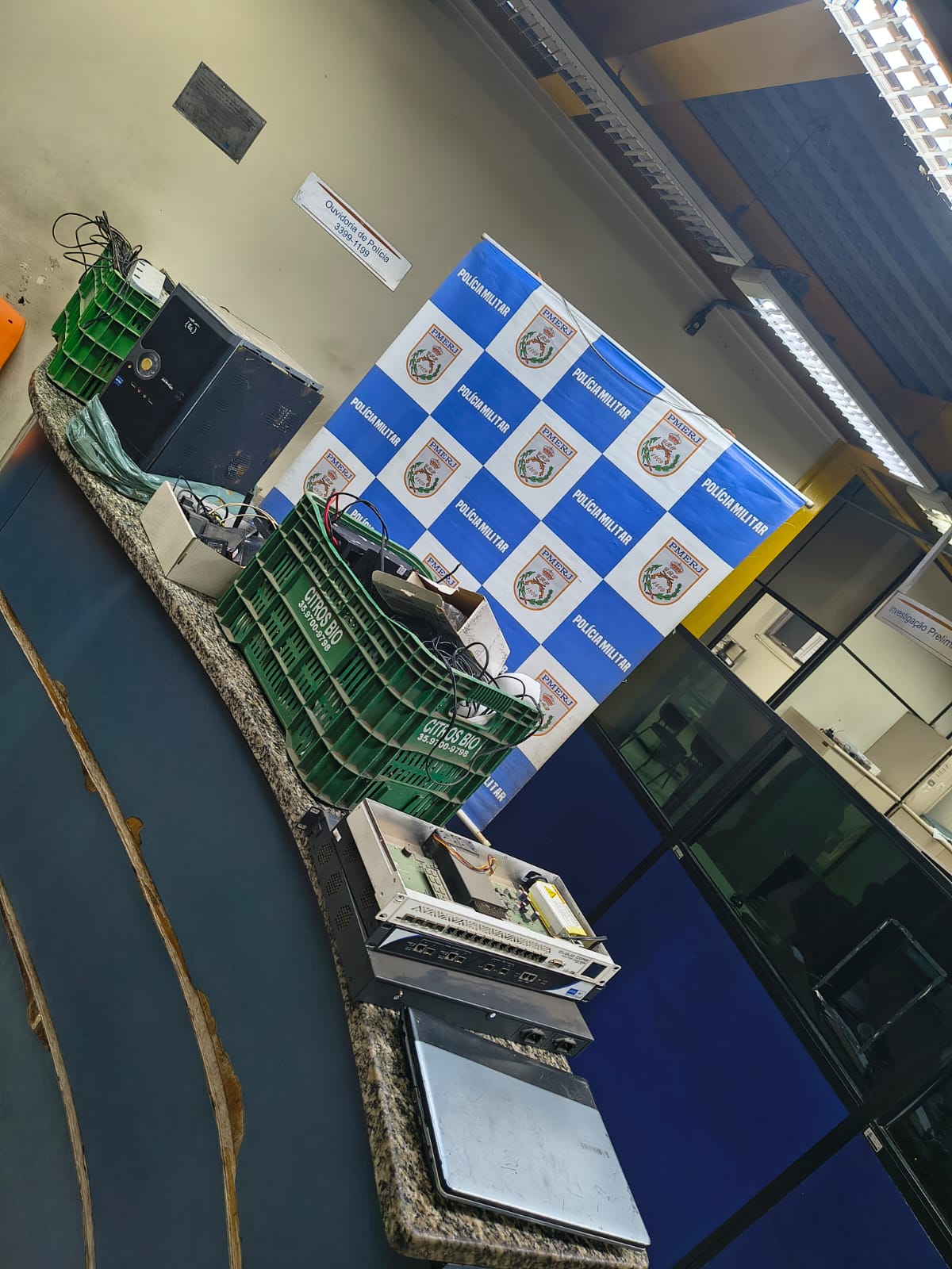 PM apreende equipamentos de provedor clandestino de internet durante investigação em Barra Mansa