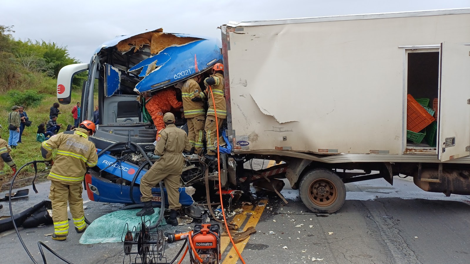 Acidente entre carro, ônibus e carreta deixa uma mulher morta e 22 feridos em Três Rios